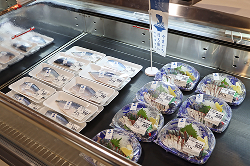 「ほろ酔いさば」の鮮魚、刺身加工品の販売も行われた