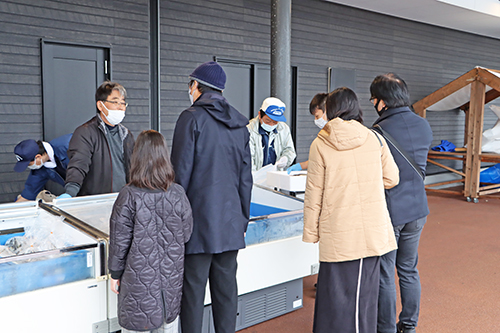 鮮魚を求める人でにぎわった