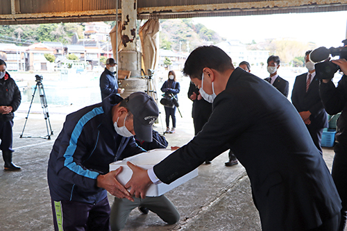 県漁協の各支店に江原市長からアワビの種苗を無償配布