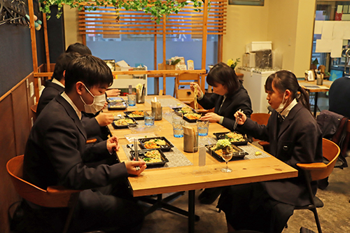 イカやはなっこりーを使用した4種類のパスタの試食を行い、どのパスタを提供するかを確認した。