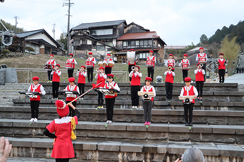 向陽小学校の子どもたちが地域を元気にするためにマーチングの演奏を披露。