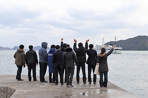 海友丸の姿が小さくなるまで見送る生徒たち