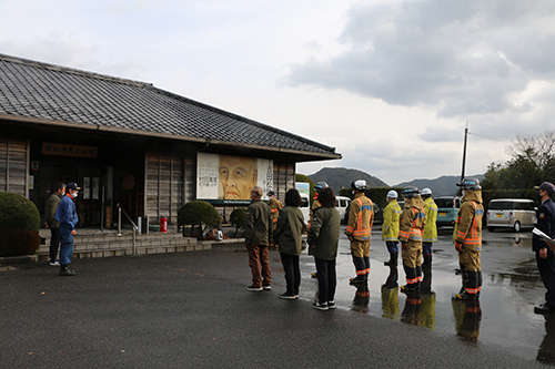 訓練を終えて、金子館長は「迅速な訓練の様子をみてとても頼もしいと思いました」と、中央消防署の坂口署長は「日ごろから非常時の対応を確認し冷静かつ安全に活動してほしい」とあいさつ。