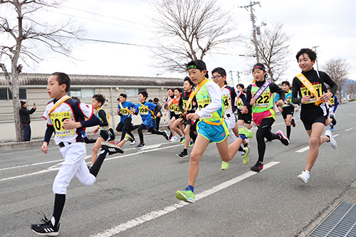 八坂神社前を一斉にスタートする一般女子・中学高校女子・小学生の部の選手たち