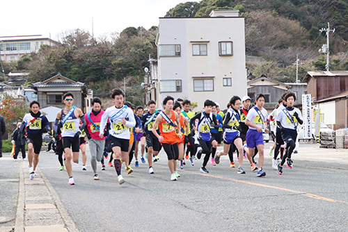 一般男子・中学高校男子は通大湊交差点をスタート