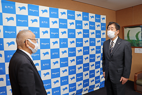 江原市長は「子どもたちも楽しみにしていると思います」と感謝の言葉