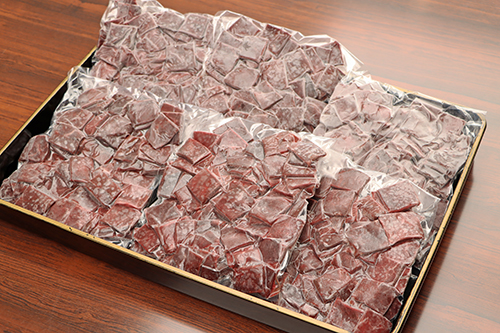 贈呈された鯨肉は子どもたちに竜田揚げにして提供される予定