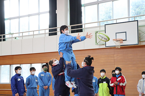 菱海中学校の体育の授業にながとブルーエンジェルスのメンバーが参加