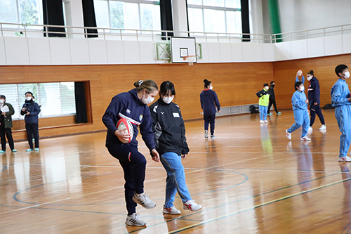 はじめは緊張していたようすの中学生もだんだんと打ち解けてラグビーを楽しんだ