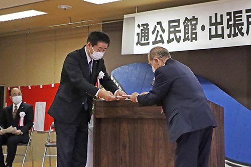 新谷会長から江原市長へ記念品の目録が手渡された