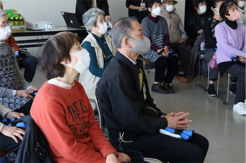 会場を提供したフジ長門店の大河内店長（写真中央）も参加