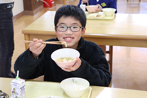 市内小・中学校の給食でふぐの王様「とらふぐ」が提供された