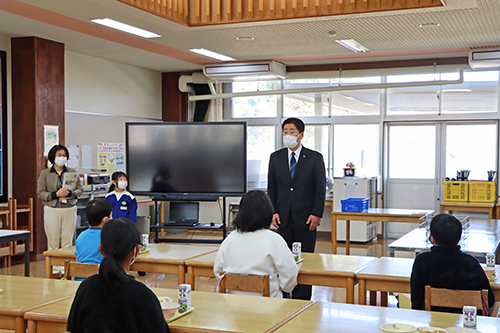 江原市長が子どもたちに向けてあいさつ