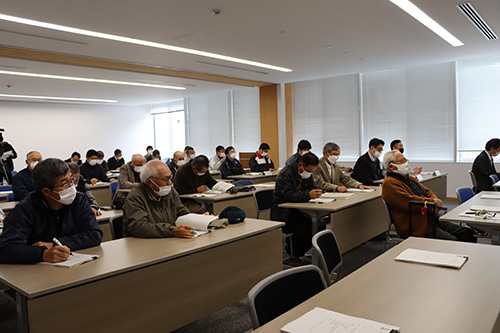 市内の法人・個人といった農業者や関係者など約30人が成果報告会に参加。