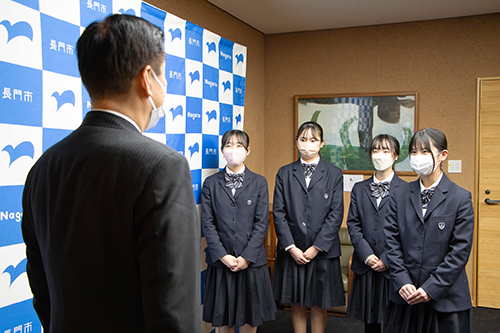 激励を受け、山下和奏さんが大会に向けた抱負を話した