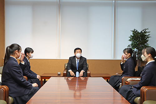 生徒たちは市長と笑顔で歓談した