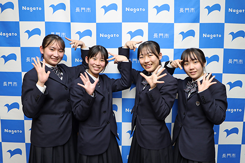 英語（A5）ポーズを決める（左から）中村莉子さん、山下和奏さん、中ノ目ゆうさん、西本佳乃子さん