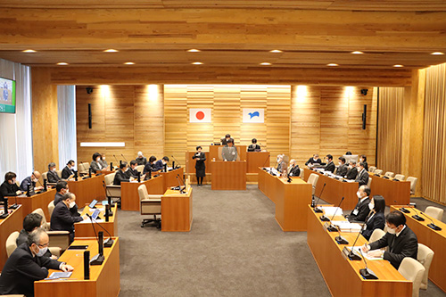 会期は3月22日までの34日間に決まった。行政報告も行われた。