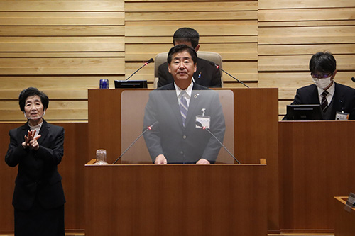 令和5年度の施政方針と提出議案についての説明を行う江原市長