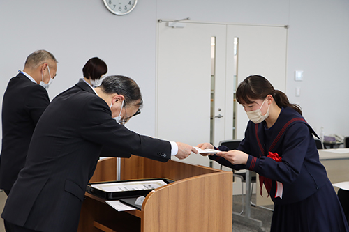 伊藤教育長から一人ひとりに賞状が授与された