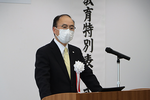 伊藤教育長から受賞者にお祝いの言葉が送られた