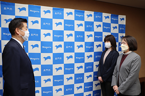 江原市長がお祝いの言葉を送る