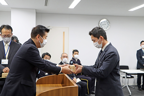 2人に記念品も贈られた