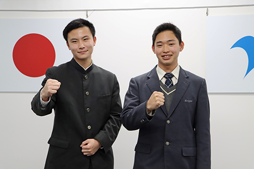 自衛隊に入隊する（左から）長田誠矢さん、坂倉蓮さん