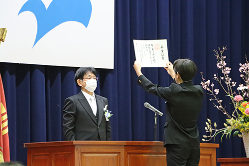 林校長が卒業生一人ひとりに卒業証書を手渡した