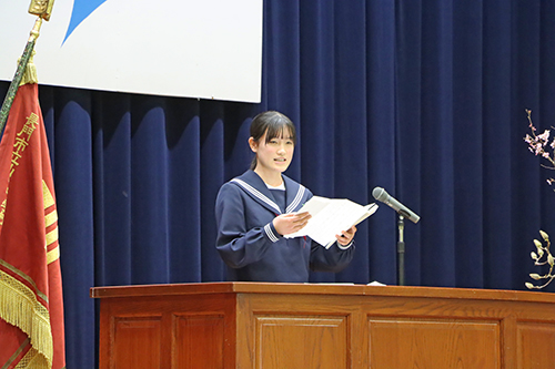 卒業生代表の生徒が答辞を述べた