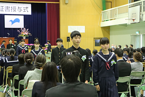 在校生や保護者、教員に見送られながら卒業生は学び舎を後にした