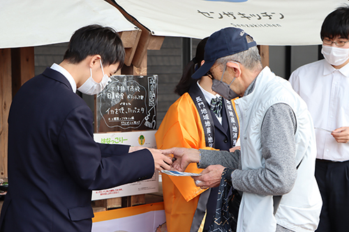 道の駅センザキッチンで大津緑洋高校ボランティア部が長門の食をPRするイベントを開催。