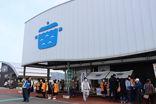 道の駅センザキッチンに訪れたお客さんに長門の魅力をPRした。