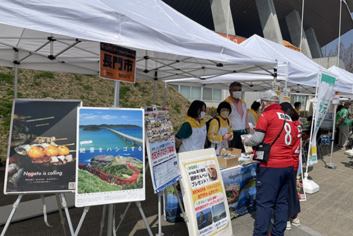 スタジアム外のブースで長門市の魅力をPRした