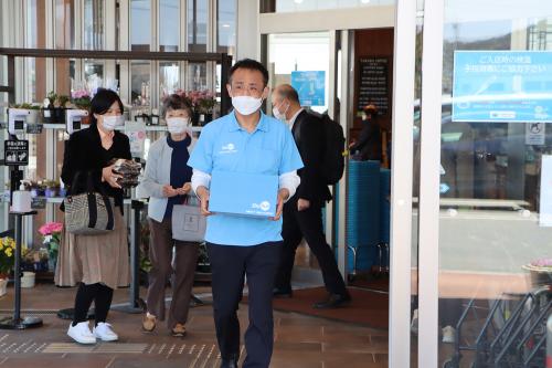 道の駅センザキッチンで鮮魚を購入して配送用に梱包
