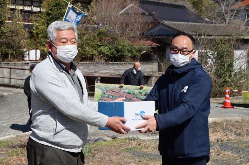 鮮魚は株式会社SD-WORLDの藤永さんまで無事に届けられた