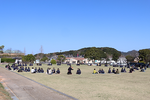 晴天の長門市総合公園で「トーク・フォークダンス」が初開催