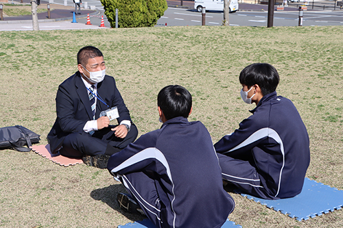 高校生と大人が与えられたお題についてトーク
