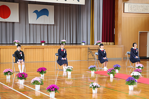 通小学校では4人の卒業生が学び舎を後に