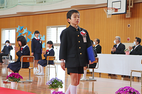 在校生や保護者、教員に見送られながら卒業生は学び舎を後にした
