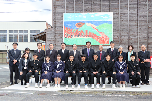 油谷・人丸駅前で行われた「「駅前壁画アートプロジェクト」のお披露目と記念セレモニー