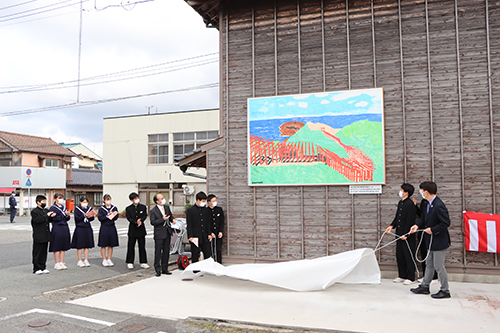 コミュニティスペース「ちょこっとやすだ」の壁に元乃隅神社の壁画が登場