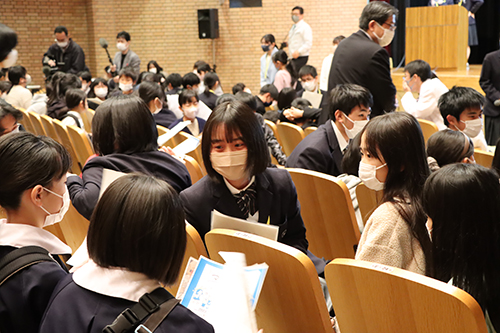 小・中学生と高校生の交流も行われた。