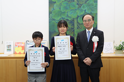 長門市教育特別表彰を受賞した2人