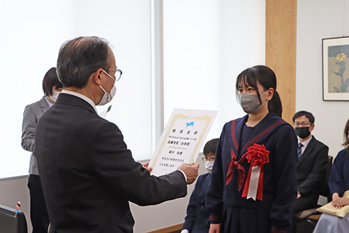 受賞者には賞状とメダルが授与された