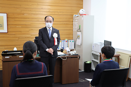 伊藤教育長から受賞者にお祝いの言葉が送られた
