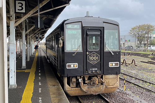 このラッピング車両は、2024年8月末までの約1年半の期間、美祢線の通常運行に使用される