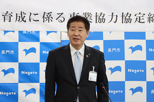 江原市長は「長門市の教育を変える特長の一つになれば」と期待
