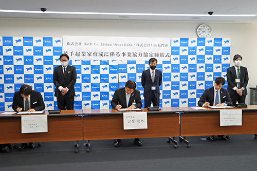 協定書にサインを行い、事業協力協定を締結した