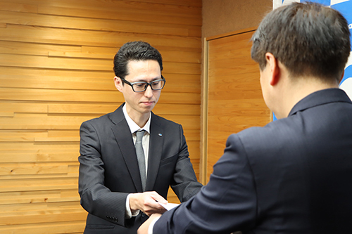 経済観光部理事の橋本薫さんの退任にかかる辞令交付式